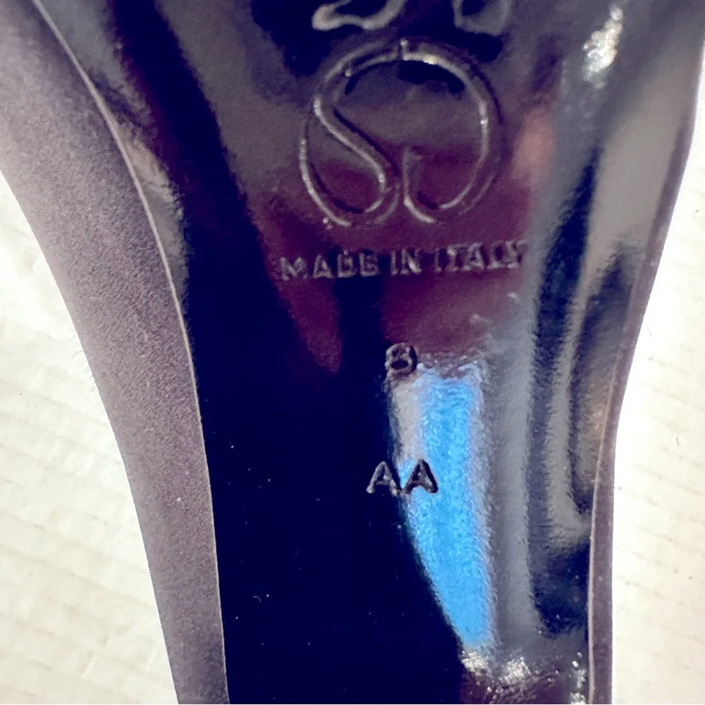 St. John Gladys Satin Pumps Women's 8AA Black‎ Gold Toe Leather Sole Vintage